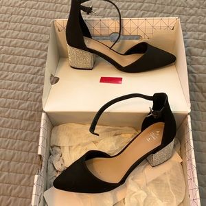 Black formal shoe. Great for wedding or formal event.